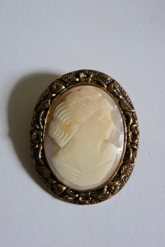 Broche Fantaisie Vintage - Métal Doré - Bijou Ancien D'Occasion Avec Traces D'Usure