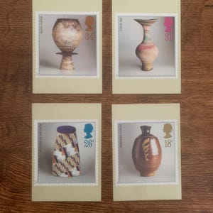 Lot de quatre, vintage, 1987, atelier de poterie, Royal Mail, commémoratif, libération, timbres, cartes postales, potiers, objet de collection, art, artisanat, vase