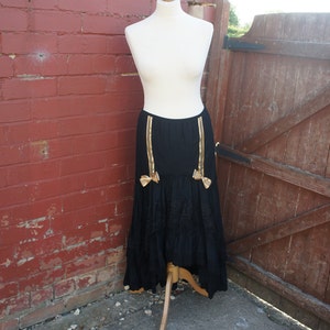 Original, Alterado, Upcycled, Steampunk, Negro, Gótico, En capas, Algodón y encaje recogidos, Falda, Con cinta de oro y detalles de arco, Tamaño UK 8