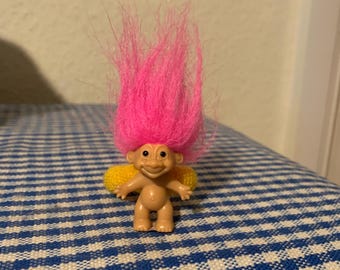 Vintage, década de 1980, Russ, pequeño, cabello rosa, troll, muñeca, figura, amuleto, elástico para el cabello, banda para el cabello, retro, presente, juguete, presente, mágico, regalo, niña