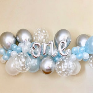 Winter Onederland Balloon Garland Kit: Blue, Silver, Snowflake First Birthday