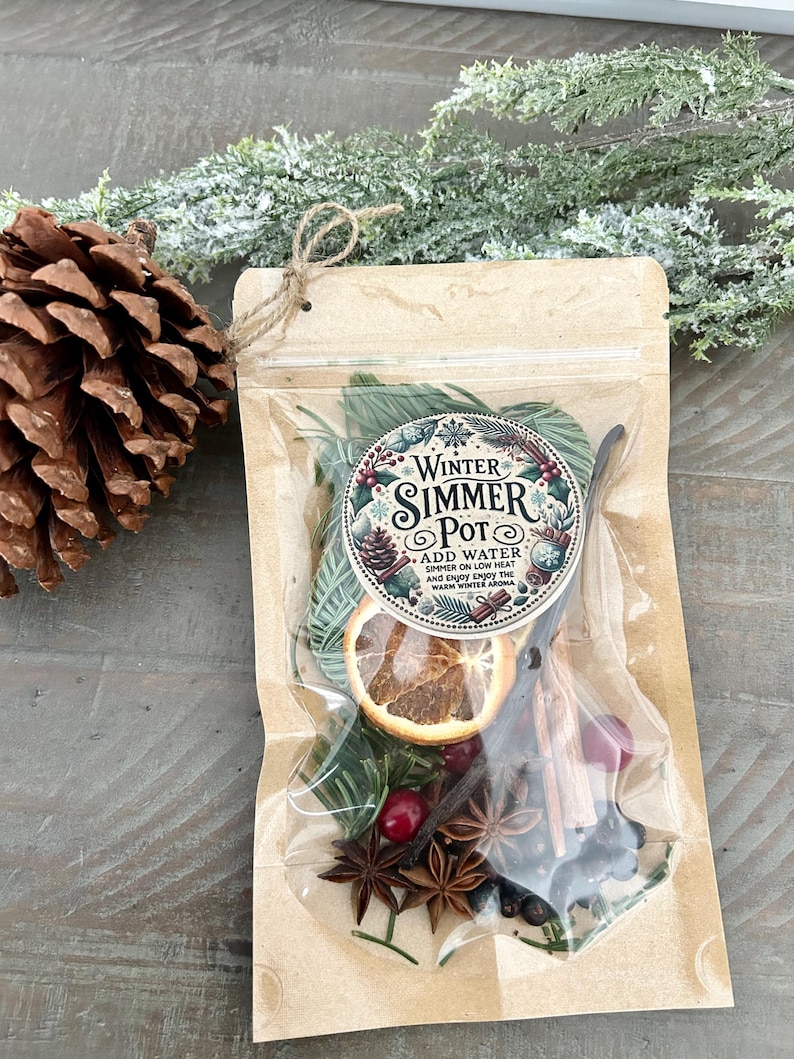 Pu&ograve; includere: Un sacchetto di carta marrone con una finestra di plastica trasparente, contenente un mix di frutta secca, spezie ed erbe. Il sacchetto &egrave; legato con uno spago e ha un'etichetta che recita "Winter Simmer Pot" con istruzioni per aggiungere acqua e far sobbollire a fuoco lento.