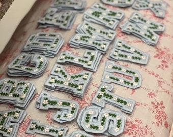 Handgestikte alfabet-patches