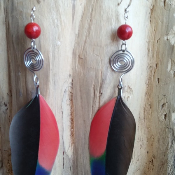 Boucles d'oreille en plumes rouge Cadeau Noel plume Cadeau unique naturelles perroquet et corail Hippie Ethnique Ethique Tribal