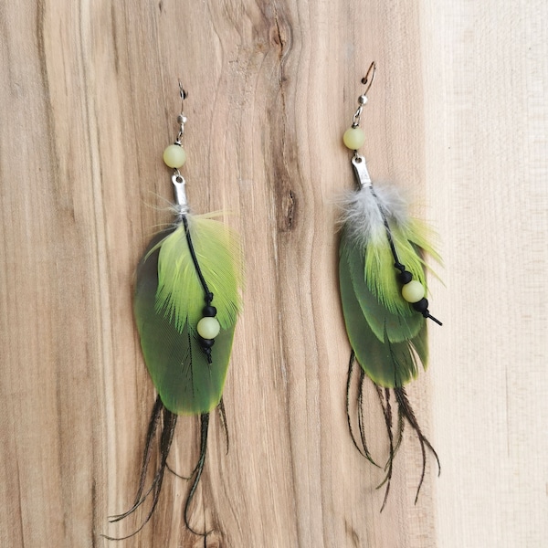 Boucles d'oreille plumes naturelles  Boucles vertes bijou jade Cadeau unique Cadeau Ethique Cadeau Noel Fait main Québec Plume perroquet