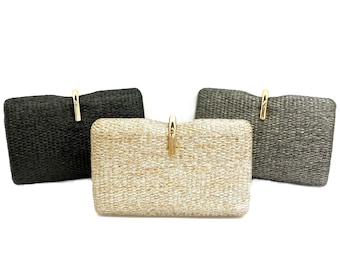 Könnte beinhalten: Drei gewebte Clutch-Taschen mit goldenen Verschlüssen. Die Clutch-Taschen sind schwarz, gold und grau.