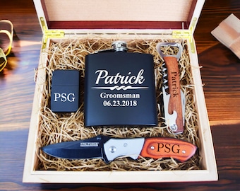 Caja de regalo para padrinos de boda: frasco personalizado, caja de puros, encendedor grabado y navaja con monograma para bodas.