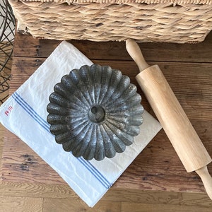 Gorgeous Antique Fluted Metal Bundt Cake Pan ~ Vintage Patisserie ~ European Kitchen