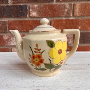 Vintage Japan Teapot MCM 1960s 1970s Yellow and Orange Daisy & Poppy Flower Decorative Teapot, Retro Funky Kitsch Mid Mod Beige Cream Teapot