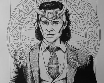 Op de afbeelding: Zwart-witte inkttekening van een persoon in een pak, vest en stropdas, met een gehoornde hoofdtooi. Achter de persoon bevindt zich een cirkelvormig patroon. Een badge op het pak leest "LOKI".