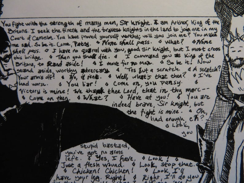 Puede incluir: Ilustraci&oacute;n de c&oacute;mic en blanco y negro de dos hombres en conversaci&oacute;n. El texto de la imagen dice: "Lucha con la fuerza de muchos hombres, caballero. Soy Arturo, rey de los brit&aacute;nicos. Busco a los caballeros m&aacute;s finos y valientes de la tierra para que se unan a m&iacute; en mi corte de Camelot. Has demostrado ser digno; &iquest;te unir&aacute;s a m&iacute;? Me pones triste. Que as&iacute; sea. Ven, Patsy. Nadie pasar&aacute;. &iquest;Qu&eacute;? Nadie pasar&aacute;. No tengo ning&uacute;n problema contigo, buen caballero, pero debo cruzar este puente. Entonces morir&aacute;s. Te ordeno como rey de los brit&aacute;nicos, que te apartes. No me muevo por ning&uacute;n hombre. Que as&iacute; sea. Ahora, ap&aacute;rtate, digno adversario. Es solo un rasgu&ntilde;o. & &iquest;Un rasgu&ntilde;o? &iquest;Te has cortado el brazo? No, est&aacute; unido. Bueno, &iquest;qu&eacute; es eso entonces? He tenido cosas peores. &iexcl;Mientes! &iexcl;Vamos, marica! La victoria es m&iacute;a. &iexcl;Te damos gracias, Se&ntilde;or, que en tu merc-- &iexcl;Vamos entonces! &iquest;Qu&eacute;? &iexcl;A por ti! Eres realmente valiente, caballero, pero la lucha es m&iacute;a. Oh, &iquest;ya has tenido suficiente, eh? &iexcl;Mira! Est&uacute;pido bastardo, no te quedan brazos. S&iacute;, tengo. &iexcl;Solo una herida superficial! &iexcl;Mira, deja de hacer eso! &iexcl;Gallina! &iexcl;Gallina! &iexcl;Mira, te voy a hacer. &iexcl;Correcto, te voy a hacer. &iexcl;Correcto, te voy a hacer."