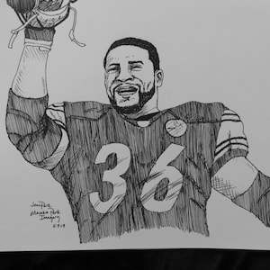 Puede incluir: Dibujo a pluma y tinta en blanco y negro de un jugador de fútbol americano con el número 36. El jugador sonríe y levanta un casco. La firma del artista es visible.