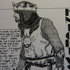 Puede incluir: Una ilustraci&oacute;n en blanco y negro de un caballero con armadura. El caballero lleva una corona y sostiene una espada. El texto "KNIGHTVS" est&aacute; escrito en letras grandes en el fondo.