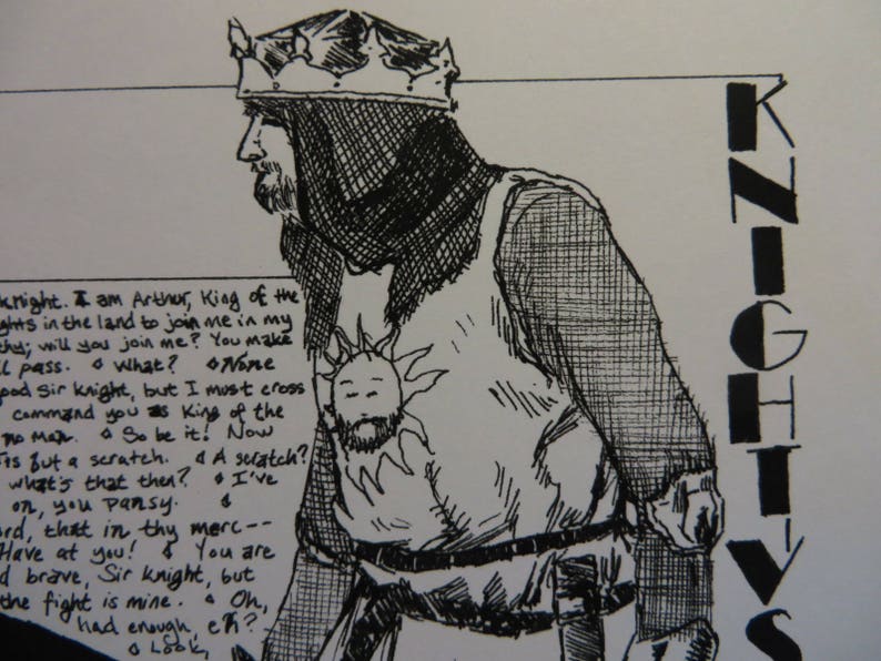 Puede incluir: Una ilustraci&oacute;n en blanco y negro de un caballero con armadura. El caballero lleva una corona y sostiene una espada. El texto "KNIGHTVS" est&aacute; escrito en letras grandes en el fondo.