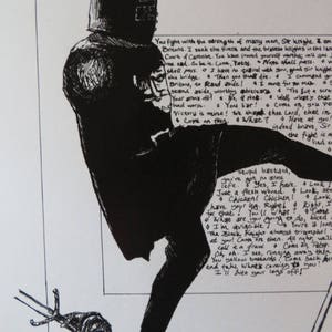 Puede incluir: Ilustraci&oacute;n en blanco y negro de un caballero con armadura de pie sobre una espada ca&iacute;da. El caballero dice: "Lucha con la fuerza de muchos hombres, caballero. Soy brit&aacute;nico. Busco a los caballeros m&aacute;s finos y valientes de la tierra. Corte de Camelot. Has demostrado que te vigilaban; &iquest;me pondr&aacute;s triste? Que as&iacute; sea. Ven, Patsy. Nadie pasar&aacute;. &iquest;Pasar&aacute;s? No tengo ninguna disputa contigo, buen caballero. Este puente. Entonces morir&aacute;s. Te ordeno, brit&aacute;nicos, &iexcl;a un lado! Me muevo para el Max. Hazte a un lado, digno adversario. Es solo un pedazo. &iexcl;Tu brazo est&aacute; fuera! No, se est&aacute; rasgando. Bueno, &iquest;qu&eacute; es eso? &iexcl;Mientes! Sigue, vas. He tenido peor. Sigue entonces. &iquest;Qu&eacute;? &iexcl;A ti! De hecho, valiente, se&ntilde;or. &iexcl;La victoria es m&iacute;a! Te damos gracias, Se&ntilde;or, por eso en la lucha es m&iacute;a. Hab&iacute;a en..."