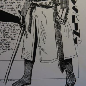 Puede incluir: Ilustraci&oacute;n en blanco y negro de un caballero con armadura sosteniendo una espada. El caballero lleva una t&uacute;nica larga y polainas. El texto "SKING" est&aacute; escrito en letras grandes en el lado derecho de la imagen. El texto "Have at you? Indeed brave, Sir knight, but the fight is mine. On had enough, eh? You..." est&aacute; escrito en el lado izquierdo de la imagen.