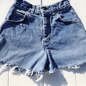 22 inch waist-----Vtg 70&#39;s Levis high waist  faded  cut off denim shorts