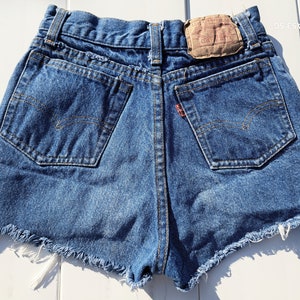 22 inch waist-----Vtg 70&#39;s Levis high waist  button fly faded  cut off denim shorts