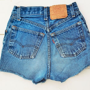 23 inch waist-----Vtg 70&#39;s  rare label Levis high waist button fly faded  cut off denim shorts