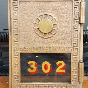 Porte de boîte aux lettres de bureau de poste 5 x 3 3/4 po. Laiton antique/bronze, Art déco, laiton orné