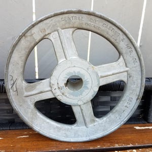 Puede incluir: Un letrero de madera rústica con el texto "Welcome to our home" en letras blancas. El letrero presenta un acabado envejecido y un diseño sencillo y acogedor.