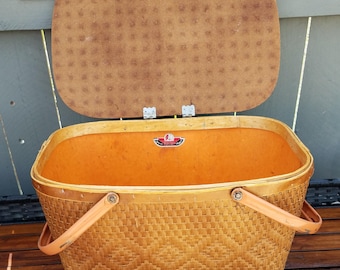 Cesta de picnic vintage de mimbre tejido Red-Man de la década de 1950