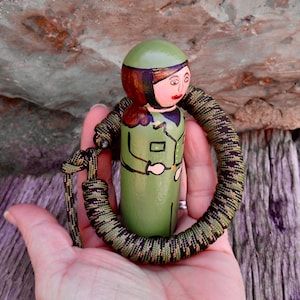 女性用ミリタリーペグ人形、陸軍人形、退役軍人の日の贈り物、軍人への感謝の贈り物、奉仕への感謝、USAペグ人形、パラコードリストバンド