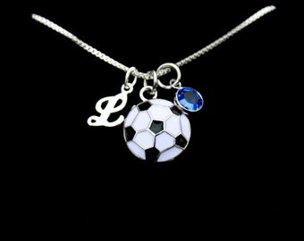 Könnte beinhalten: Silberkette mit einem Fußball-Anhänger, einem Buchstaben L-Anhänger und einem blauen Kristall-Anhänger.