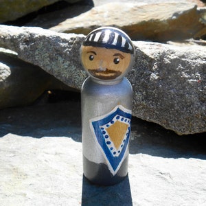 Knight Peg Doll, houten pin voor jongen, poppenhuis ridder, Middeleeuwse Ridder, Middeleeuwen, Pretend Play, Saint George, Knight Toy