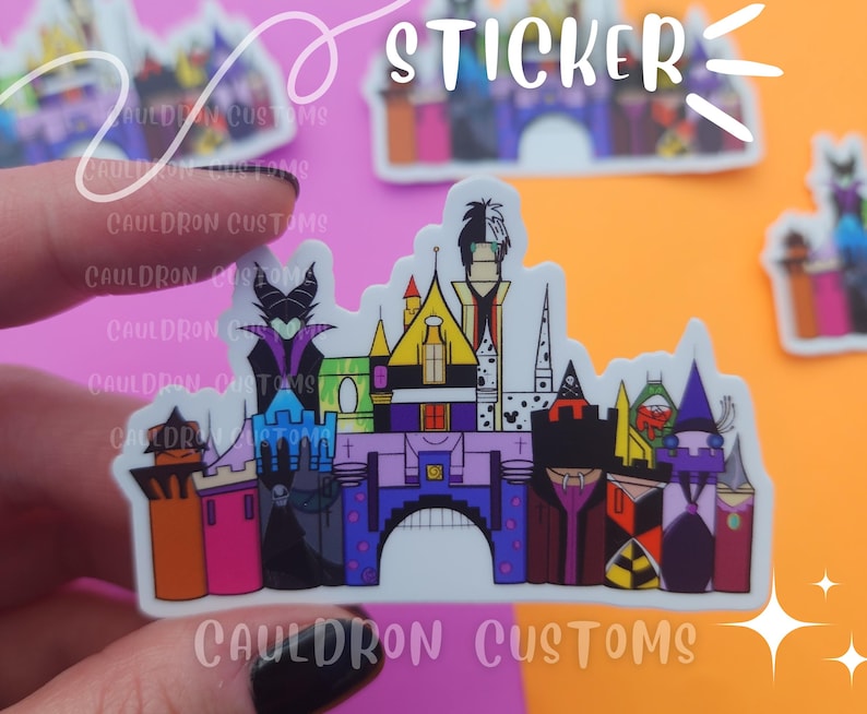 Puede incluir: Una pegatina blanca con una ilustraci&oacute;n colorida de un castillo con un esquema de color morado, verde y amarillo. El castillo est&aacute; rodeado de varios personajes de la colecci&oacute;n de villanos de Disney, incluyendo Mal&eacute;fica, Cruella de Vil y &Uacute;rsula. La pegatina dice "CAULDRON CUSTOMS" en la parte inferior.
