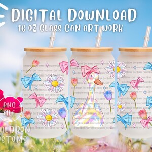 Puede incluir: Tres vasos de vidrio de 473 ml con tapas de bambú y pajitas. Cada vaso está decorado con diseños florales y lazos en rosa, azul y amarillo. El texto "DIGITAL DOWNLOAD" y "16 OZ GLASS CAN ART WORK" está en la parte superior.