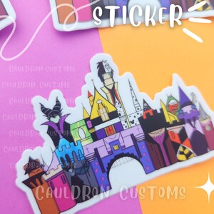 Puede incluir: Una pegatina colorida con una ilustraci&oacute;n estilizada de un castillo con varios villanos de Disney, incluyendo Mal&eacute;fica, &Uacute;rsula y Cruella de Vil. La pegatina es blanca con contornos negros y tiene el texto "CAULDRON CUSTOMS".