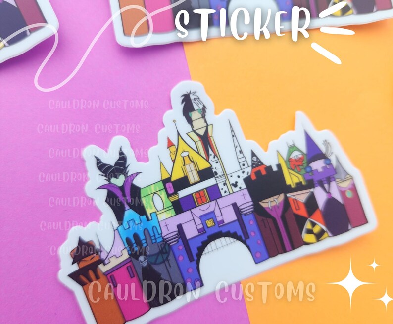 Puede incluir: Una pegatina colorida con una ilustraci&oacute;n estilizada de un castillo con varios villanos de Disney, incluyendo Mal&eacute;fica, &Uacute;rsula y Cruella de Vil. La pegatina es blanca con contornos negros y tiene el texto "CAULDRON CUSTOMS".