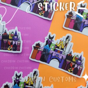 Puede incluir: Una pegatina con una ilustraci&oacute;n colorida de un castillo con m&uacute;ltiples torres. El castillo est&aacute; decorado con acentos morados, rosas, verdes, amarillos y azules. La pegatina tiene el texto "Cauldron Customs" impreso en ella.