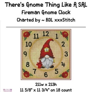 Puede incluir: Un patrón de punto de cruz para un reloj con un gnomo vestido de bombero. La esfera del reloj está rodeada de flores rojas. El patrón tiene 211 puntos de ancho por 213 puntos de alto y utiliza 145 colores. El texto "There's Gnome Thing Like A SAL Fireman Gnome Clock Charted by ~ BDL xxxStitch" está en la parte superior de la imagen.