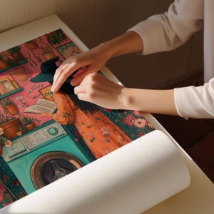 Peut inclure: Une femme portant un chapeau de sorci&egrave;re noir et une robe &agrave; fleurs orange lit un livre devant un lave-linge turquoise. La sc&egrave;ne se d&eacute;roule dans une pi&egrave;ce aux murs roses et aux &eacute;tag&egrave;res remplies de plantes et de livres.