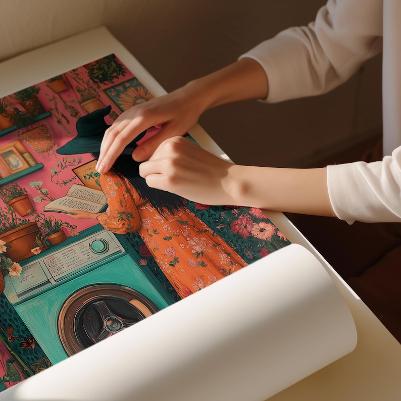 Peut inclure: Une femme portant un chapeau de sorci&egrave;re noir et une robe &agrave; fleurs orange lit un livre devant un lave-linge turquoise. La sc&egrave;ne se d&eacute;roule dans une pi&egrave;ce aux murs roses et aux &eacute;tag&egrave;res remplies de plantes et de livres.