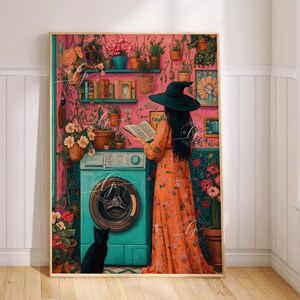 Peut inclure: Une femme portant un chapeau de sorci&egrave;re et une robe fleurie se tient dans une pi&egrave;ce avec une machine &agrave; laver, des plantes et des &eacute;tag&egrave;res &agrave; livres. Un chat noir est assis sur le sol devant la machine &agrave; laver.