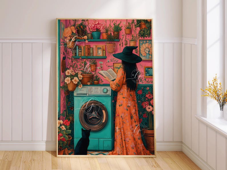 Peut inclure: Une femme portant un chapeau de sorci&egrave;re et une robe fleurie se tient dans une pi&egrave;ce avec une machine &agrave; laver, des plantes et des &eacute;tag&egrave;res &agrave; livres. Un chat noir est assis sur le sol devant la machine &agrave; laver.