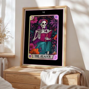 Impresión de la carta del tarot del lector - Impresión artística de un lindo esqueleto - Regalo para los amantes de los libros - Arte del tarot para amantes de los libros - Rincón de lectura o decoración acogedora de la biblioteca