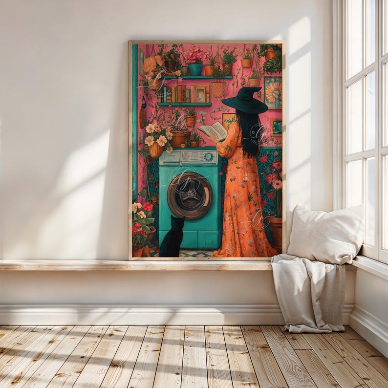 Peut inclure: Une femme portant un chapeau de sorci&egrave;re et une robe fleurie se tient dans une pi&egrave;ce avec une machine &agrave; laver et des plantes. Elle lit un livre. Un chat noir est assis sur le sol devant la machine &agrave; laver.