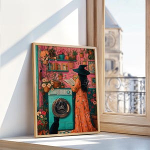 Peut inclure: Une femme portant un chapeau de sorci&egrave;re et une longue robe orange se tient dans une pi&egrave;ce avec une machine &agrave; laver, des plantes et des &eacute;tag&egrave;res &agrave; livres. Un chat noir est assis sur le sol devant la machine &agrave; laver.