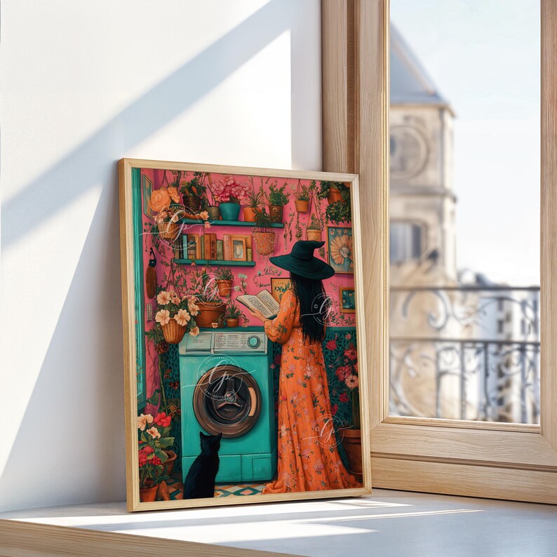 Peut inclure: Une femme portant un chapeau de sorci&egrave;re et une longue robe orange se tient dans une pi&egrave;ce avec une machine &agrave; laver, des plantes et des &eacute;tag&egrave;res &agrave; livres. Un chat noir est assis sur le sol devant la machine &agrave; laver.