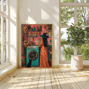Peut inclure: Une femme portant un chapeau de sorci&egrave;re et une longue robe fleurie se tient dans une pi&egrave;ce avec une machine &agrave; laver, des plantes et des &eacute;tag&egrave;res. Elle tient un livre et le regarde. Un chat noir est assis sur le sol &agrave; c&ocirc;t&eacute; de la machine &agrave; laver.