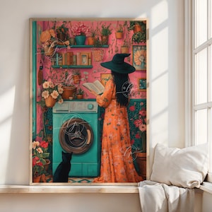 Peut inclure: Une femme portant un chapeau de sorci&egrave;re et une robe &agrave; fleurs orange se tient dans une pi&egrave;ce avec une machine &agrave; laver, un chat noir et de nombreuses plantes. La pi&egrave;ce a un mur rose et une &eacute;tag&egrave;re avec des livres et des plantes.