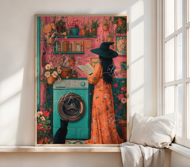 Peut inclure: Une femme portant un chapeau de sorci&egrave;re et une robe &agrave; fleurs orange se tient dans une pi&egrave;ce avec une machine &agrave; laver, un chat noir et de nombreuses plantes. La pi&egrave;ce a un mur rose et une &eacute;tag&egrave;re avec des livres et des plantes.