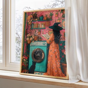 Peut inclure: Une femme portant un chapeau de sorci&egrave;re et une robe fleurie se tient dans une pi&egrave;ce avec une machine &agrave; laver, un chat noir et de nombreuses plantes. La pi&egrave;ce est d&eacute;cor&eacute;e d'un papier peint floral rose et vert.