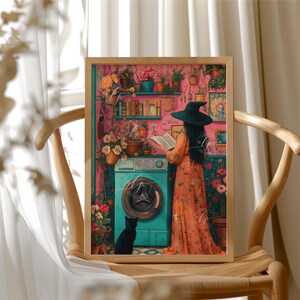 Peut inclure: Une illustration encadr&eacute;e d'une femme portant un chapeau de sorci&egrave;re et une robe, lisant un livre dans une pi&egrave;ce avec une machine &agrave; laver, des plantes et des &eacute;tag&egrave;res. Un chat noir est assis sur le sol.