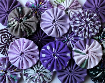 Fleur 4 cm en tissu fait main Yoyo : lot de 18 fleurs ton violet, embellissement scrapbooking et carterie, fourniture couture, customisation