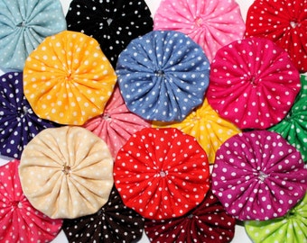 Fleur 4 cm en tissu à pois fait main Yoyo : lot de 18 fleurs multicolores, embellissement scrapbooking et carterie, customisation, applique